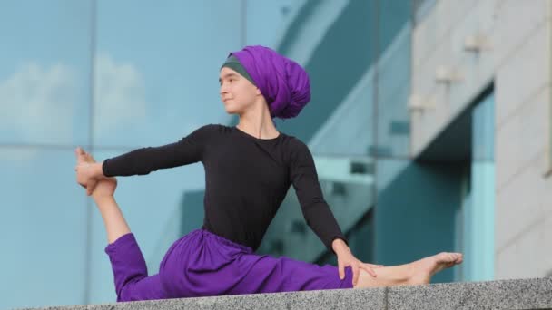 Muçulmano islâmico árabe indiana mulher no hijab fazendo ioga treino força praticando esforço aptidão feminino esporte ao ar livre menina meditação alongamento na cidade sentado asana flexibilidade conceito — Vídeo de Stock