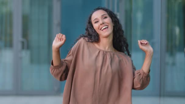 Hispânico árabe feliz dançando menina sozinho festa na cidade, danças jovem mulher apreciando dança movimento ao ar livre se divertindo no fim de semana celebração feriado vitória feminino dançarina move as mãos para a música — Vídeo de Stock