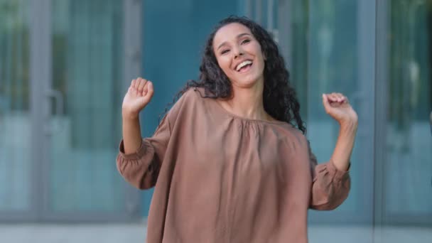 Hispano árabe feliz baile chica sola fiesta en la ciudad, joven mujer baila disfrutando de la danza movimiento al aire libre divertirse en fin de semana celebración fiesta victoria bailarina mueve las manos a la música — Vídeo de stock