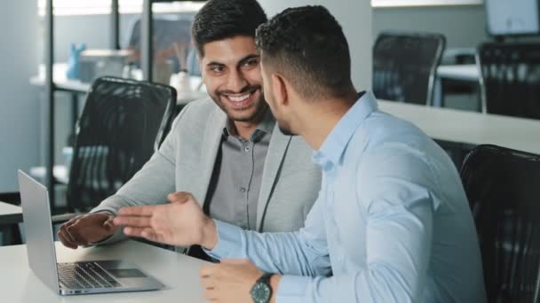 Los hombres alegres celebran el aviso increíble leído en el portátil. Avance de carrera, crecimiento salarial, oferta especial comercial cliente feliz, hipoteca bancaria aceptada, gran noticia emoción franca, momento de concepto de victoria — Vídeos de Stock