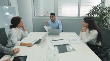Heyecanlı erkek işçi mutlu ekibi ile iyi haber paylaşımı, kurumsal online proje başarısını kutlayan çığlık sevinçli çeşitli çalışanlar grubu, iş birlikte ödül hakkında kendinden geçmiş duygu kazanmak