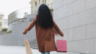 Neşeli genç kız alıcıdan, tüketici kadın tüketiciden, sokak dansından, alışveriş çantalarından, parlak alışverişlerden, indirimlerden, indirimli satışlardan, siyah cuma gününden...