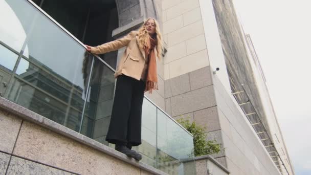 Vue du bas jeune fille déprimée veulent sauter vers le bas femme caucasienne debout seul sur la taille dame bouleversée perdu dans la pensée suicidaire sentiment misérable stressé anxieux femme éprouvant un problème de vie difficile — Video