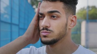 Yakından bakınca, Orta Doğu 'lu üzgün genç bir Arap' ın tapınağı ovaladığını görüyoruz. Bin yıllık üzgün Hintli öğrenci yüzüne dokunuyor, uyumak istiyor, gerginlik, zorluk, baş ağrısı, göz yorgunluğu, dinlenmeye ihtiyacı var.