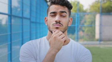 Genç Arap adam parmağını kaldırır yaratıcı bir plan yapar. İyi bir fikir, motivasyon ve beyin çalışması kavramı ile heyecanlanır. Orta Doğu Hindistanlı girişimci teklif üzerine kafa yoruyor