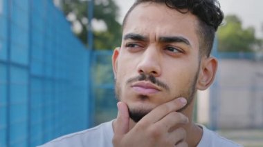 Ciddi ortaçağ Orta Doğu Hindistanlı öğrencileri teklifin üzerinde kafa yoruyor. Genç Arap adam el hareketi yaptı. Yaratıcı plan ortaya çıktı. İyi bir fikir, ilham motivasyonu, eureka.