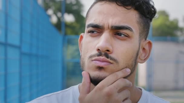 Serieuze pensive millennial Midden-Oosten indiaanse student nadenken over het aanbod. Jonge Arabische man maken gebaar verhoogt vinger kwam op creatief plan opgewonden met goed idee, inspiratie motivatie, eureka — Stockvideo