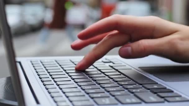 Κοντινό πλάνο θηλυκό χέρι του καυκάσιου χρήστη δακτυλογράφηση αγνώριστη στο laptop χρήση πληκτρολόγιο σε εξωτερικούς χώρους κορίτσι ελέγξετε e-mail επιχειρηματίας που εργάζονται σε online chat υπολογιστή γυναίκα app κουβεντιάζοντας χρησιμοποιώντας το διαδίκτυο στην πόλη — Αρχείο Βίντεο