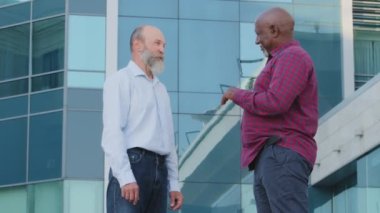 Çeşitli ortaklar ya da arkadaşlar dışarıda buluşup konuşuyorlar, dost canlısı yaşlı Afro-Amerikan ve Kafkas iş adamları proje fikirlerini tartışıyor, 2 yöneticinin hoş sohbetleri oluyor.