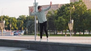 Harkov, Ukrayna 17.07.2021 Dilek gerçek oldu. Mutluluk içinde dans eden yönetici işçi, sevinçle bağırarak dışarı zıplıyor kariyer maaşı artışı sağlıyor, zor bir çözüm buluyor, hayalindeki işi alıyor, şanslı bir randevu.