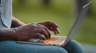 Afrikalı profesyonel, meşgul, serbest çalışan blogcu, dizüstü bilgisayarda yazan kullanıcı klavyeyi ve parmakları kapat. Kablosuz bilgisayar ağı, yazılım, teknoloji kavramı üzerine girişimci çalışmaları