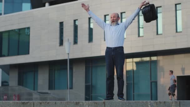 Il nonno più anziano felice d'età di pensionamento gode la vittoria. Overjoyed uomo d'affari maturo di mezza età solleva le mani sentendosi eccitato dalla vittoria ricevendo buone notizie, celebrando ricompensa, grande sorpresa — Video Stock