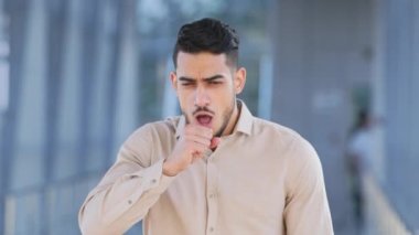 Açık hava portresi hastası, sakallı, öksürük bronşiti olan, öksürük asidinden muzdarip erkek Coronavirus covid 19 solunum virüsü enfeksiyonu semptomları gösteriyor.