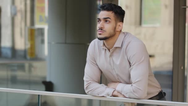 Homme portrait hispanique arabe beau homme d'affaires en chemise formelle patron patron travailleur entrepreneur barbu gars se tient sur le balcon dans l'immeuble de bureaux entreprise créative pensée rêvant profiter de la ville — Video