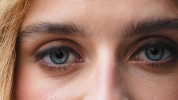 Close up femmina belli occhi azzurri chiari giovane ragazza caucasica guardando la donna della macchina fotografica con buona vista vista con ciglia lunghe make-up look vedere dopo un intervento chirurgico laser di successo oftalmologia — Video Stock