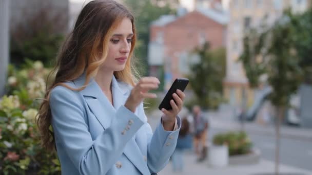 Mulher de negócios caucasiano menina senhora olhando no telefone móvel sente choque chateado preocupações com problemas de má notícia de recusa erro de notificação financeira mantém a cabeça com a mão de estresse na cidade — Vídeo de Stock