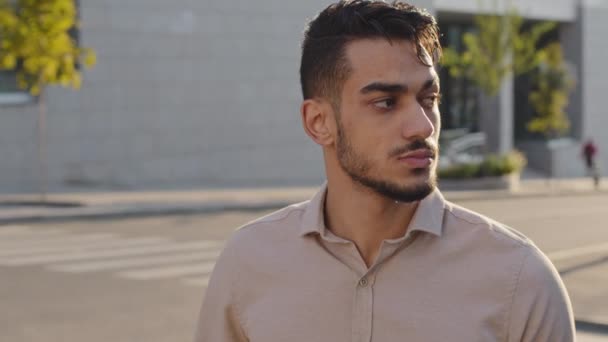 Close-up ritratto grave maschio turistico arabo indiano uomo d'affari ragazzo in piedi in città sullo sfondo di attraversamento pedonale pensiero meditando in attesa di incontro perso sulla strada preoccupato per il problema — Video Stock