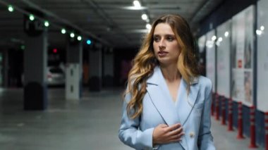 Genç, beyaz, güzel, beyaz, iş kadını, şık, bayan, mavi takım elbiseli, alışveriş merkezinde, modern bir şirketin alışveriş merkezinde yürüyen, kendine güvenen bir girişimci.