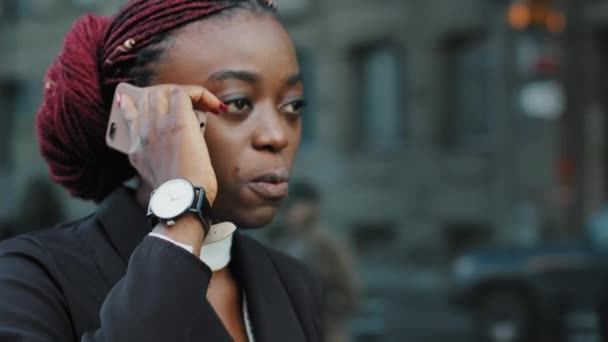 Poważne afro amerykanka dziewczyna zły afrykański biznes kobieta uczucie wściekły gniew rozmowy kłótnia telefon komórkowy negocjowanie problemów nie zgadzając się odebrać telefon nie chodzenie w mieście rozmawiać smartfon na ulicy — Wideo stockowe