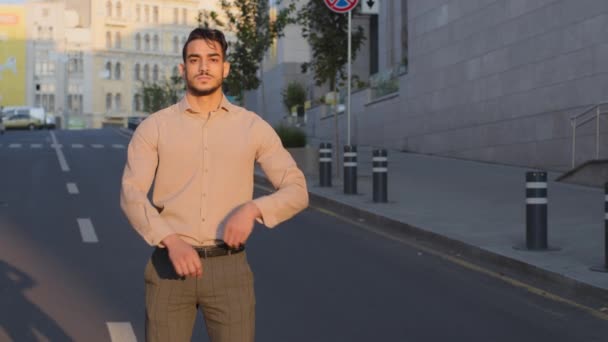 Hispanic stilig ung affärsman arabiska skäggiga chef arbetare chef ledare kille entreprenör i formella kläder står i staden gata bakgrund korsar armar poserar tryggt tittar på kameran — Stockvideo