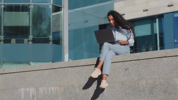 Szczęśliwy radosny biznes kobieta freelancer dziewczyna student siedzieć w mieście z laptopem czyta dobre wiadomości wygrywa otrzymuje wygrywające powiadomienie gry online triumf gest bankowy wiadomość z ofertą okazji — Wideo stockowe