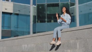 Neşeli, kaygısız, kulaklıklı genç bir kız öğrenci. Kulaklıkla müzik dinleyen güzel bir bayan. Cep telefonuna bakıyor.