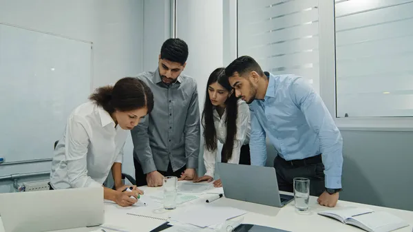 Líder de equipo mujer, mentora exitosa capacitación diversidad de empleados subordinados en la presentación del taller corporativo. coach de negocios mujer gerente superior presentando un nuevo plan de proyecto en la oficina de conferencias —  Fotos de Stock