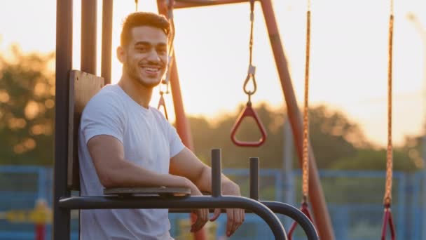 Feliz atractivo milenario Oriente Medio chico atlético árabe mostrando gesto de golpe hacia arriba, buen trabajo satisfecho, resultados de entrenamiento exitosos. Joven deportista indio hombre estudiante anuncia equipo eficaz — Vídeos de Stock