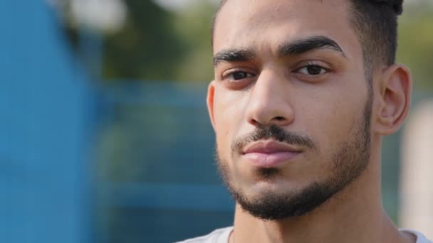 Retrato de primer plano del joven ambicioso indio de Oriente Medio con una amplia sonrisa de dientes blancos. Feliz hombre milenario exitoso girando la cabeza mirando a la cámara sonriendo amable afable. Hermosa cara masculina — Vídeos de Stock