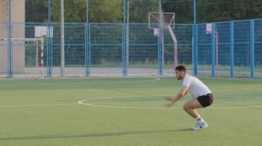 Genç enerjik İspanyol atletik adam yaz sporlarında ısınıyor stadyumda antrenman yapıyor, kardiyo egzersizleri yapıyor. Orta Doğulu Hintli sporcu, futbolcu ya da şınav çekip zıplayan koşucu