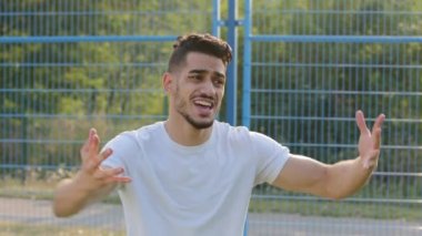 Orta Doğu Hint futbol koçu ya da taraftarı maçı kaybetmekten ya da haksız golden bıkmış, çaresizce el sallayarak bağırıyor. Genç Arap mutsuz erkek sporcu oyunun tatminsiz sürecinde, kızgın hissediyor