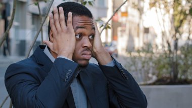 Endişeli sinirli siyah milenyum öğrencisi seçimin dışarıda zor bir karar verdiğini düşünüyor. Afrikalı Amerikalı genç yetişkin iş adamı kurumsal kalkınma stratejisini hayal kırıklığına uğrattı. 