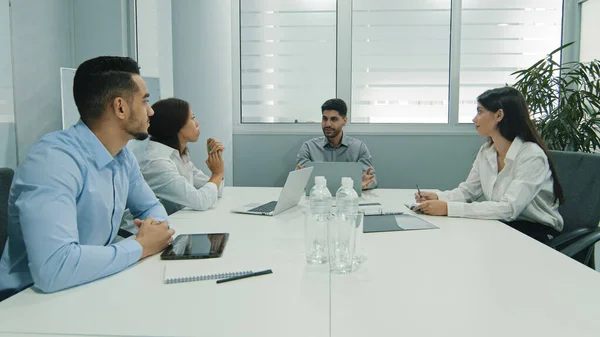 Affärsmän som sitter vid konferensbordet. Självsäker arabisk affärsman talar med kollegor eller partners, manlig ledare diskuterar arbete på möte eller förhandlingar som har samtal med kunder — Stockfoto