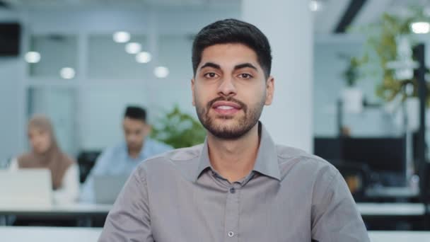 Amistoso árabe sonriente empresario joven macho top manager hablar mirando a la cámara. Propietario de la empresa india, hombre de negocios, líder, empleado exitoso hablando de términos de contrato de trabajo o nuevo proyecto — Vídeos de Stock