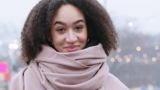 Close-up krásná šťastná žena mladá africká americká dívka modelka klientka dáma s kudrnaté vlasy stojí ve městě venku mává hlavou pozitivní odpověď ano schvaluje podporu souhlasné gesto — Stock video