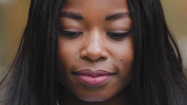 Nahaufnahme schöne freudige afrikanisch-amerikanische Mädchen Blick auf Kameraporträt junge Frau breit lächelnd mit gesunden weißen Zähnen im Freien glücklich multirassische weibliche schwarze Haut und lange Haare posieren außerhalb — Stockvideo