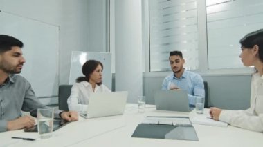 Hayal kırıklığına uğramış, çok ırklı iş adamları ofis masasında oturuyorlar. Kötü iş sebebiyle üzgün olan insanlar iflasın şirket iflası krizinin evrak işlerinde sorun yaşamasından endişe etmeleri sonucu hayal kırıklığına uğruyorlar.