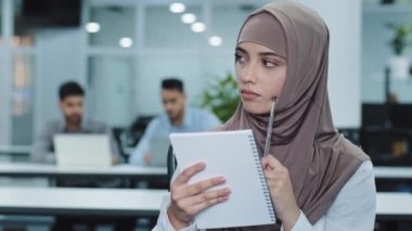 Binlerce yıllık Hintli kadın tesettürden yana bakıyor, buluşmaya hazırlanıyor. Düşünceli genç Arap kadın çalışan ofiste kağıt not defteri kullanarak oturuyor notlar alıyor yeni bir fikir yaratıyor.