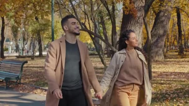 Sonbahar Parkında Yürüyen Genç Spanyol Bir Çift Kız Erkek Ele — Stok video
