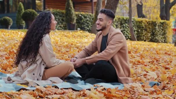 Heureux Couple Hispanique Joyeux Sur Date Dans Parc Automne Jeunes — Video