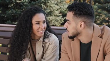 Çekici bir kız ve yakışıklı sakallı bir adam, dışarıda, İspanyol bir çiftle eğleniyor. Parktaki bankta oturuyor, genç bir aile, mutlu bir şekilde gülümsüyor ve güzel sohbetler ediyor.