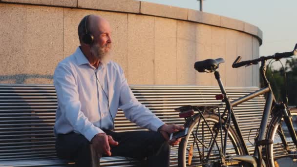 헤드폰을 끼고 노인들은 다음 자전거를 타고 벤치에 앉아 멜로디를 듣고, 여행 후 휴식을 취하며, 따사 로운 여름 주말을 보낸다. 이어폰을 끼고 음악을 듣고 있는 은퇴 한 활달 한 노인 — 비디오