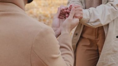 Genç adam, sevgili kız arkadaşının önünde diz çöküp evlenme teklifinde bulunuyor. Sonbahar parkında heyecanlı bir kadın, tanınmayan bir erkeğe sıkıca sarılıyor. Güzel, mutlu bir çift, dışarıda kucaklaşıyor.