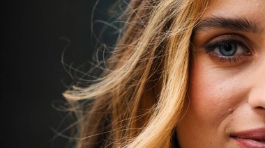 Mavi bir kadın gözü kameraya güzel bir makyajla bakıyor. Yarım yüzlü, beyaz bir kadın. Bayan iyi görme yeteneğine sahip. Lazer düzeltmesi. Açık havada kontakt lens kullanıyor.