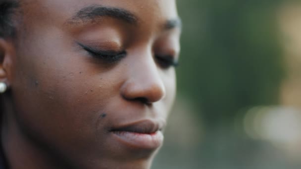 Extreme close-up vrouwelijke kalme pensive gezicht afro-Amerikaanse dame afrikaanse vrouw meisje met donkere ogen en stijlvolle make-up op zoek naar afstand dromen denken genieten van goed zicht, oog zicht problemen — Stockvideo