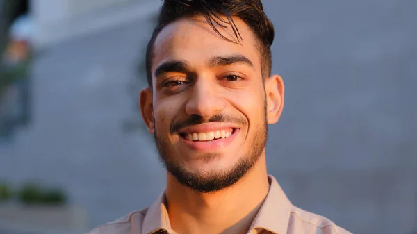 Mozgó kamera spanyol üzletember boldog arab szakállas fickó elégedett vidám gondtalan modell mosolygós fogas néz kamera barátságos kifejezés arc a városban, mosoly ügyfél fogászati szolgáltatás — Stock Fotó