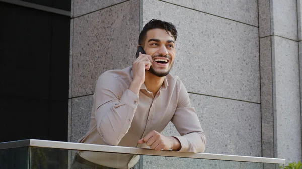 Portrait de joyeux souriant insouciant heureux hispanique arabe barbu homme d'affaires patron chef gars debout sur la terrasse balcon parler sur téléphone mobile répondre à l'appel parler smartphone sans fil rire — Photo