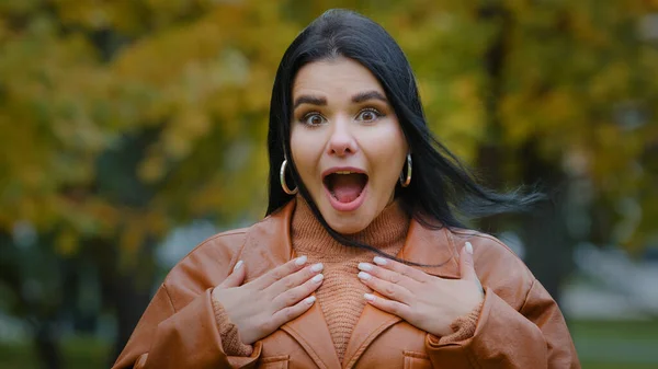 Portré meglepett spanyol boldog lány kap váratlan meglepetés a parkban szabadban fiatal lelkes nő kinyitja a száját, amit látott nő úgy érzi, boldog a jó hír érzelmileg sokkoló — Stock Fotó