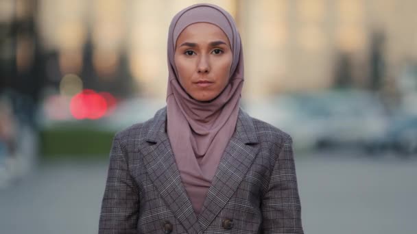 Портрет женщины араб мусульманин исламистская женщина в хиджабе, стоящей в городе на открытом воздухе, показывая картонный баннер с надписью текст нет Vax протест против иммунизации covid19 коронавируса вакцинация отрицание — стоковое видео