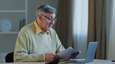 Çevrimiçi kullanım profesörü olan yaşlı bir adam İnternet 'te ders veriyor. Evde oturup başparmağını kaldırıyor. Emekli yetişkin bir yazar, internet danışmanlığı üzerine makale yazıyor.